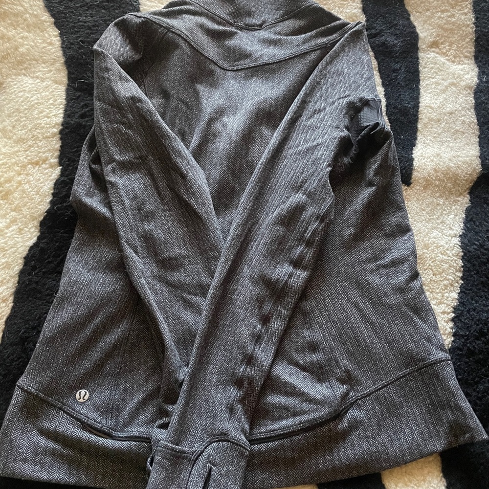 Lululemon grey and white pullover workout jacket